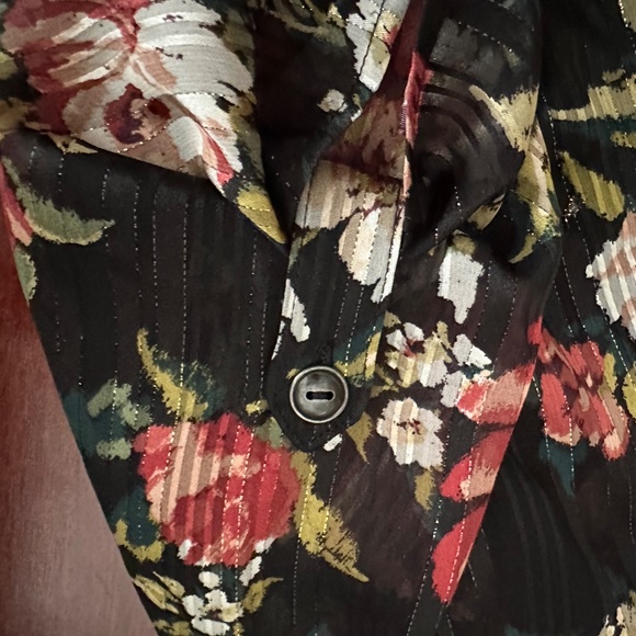 Maurices Women Long Sleeve Hi-Lo Black Gold Specks Red Floral Top Size M EUC - Picture 8 of 11